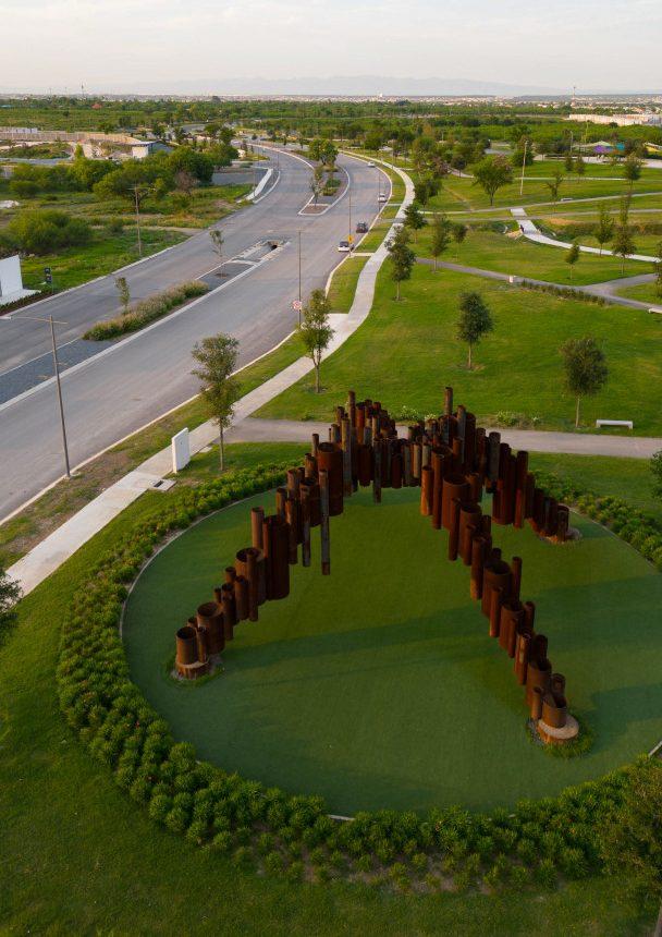 Imagen de Cerro de acero: Integrando armonía entre arte y naturaleza en el Gran Parque Condesa