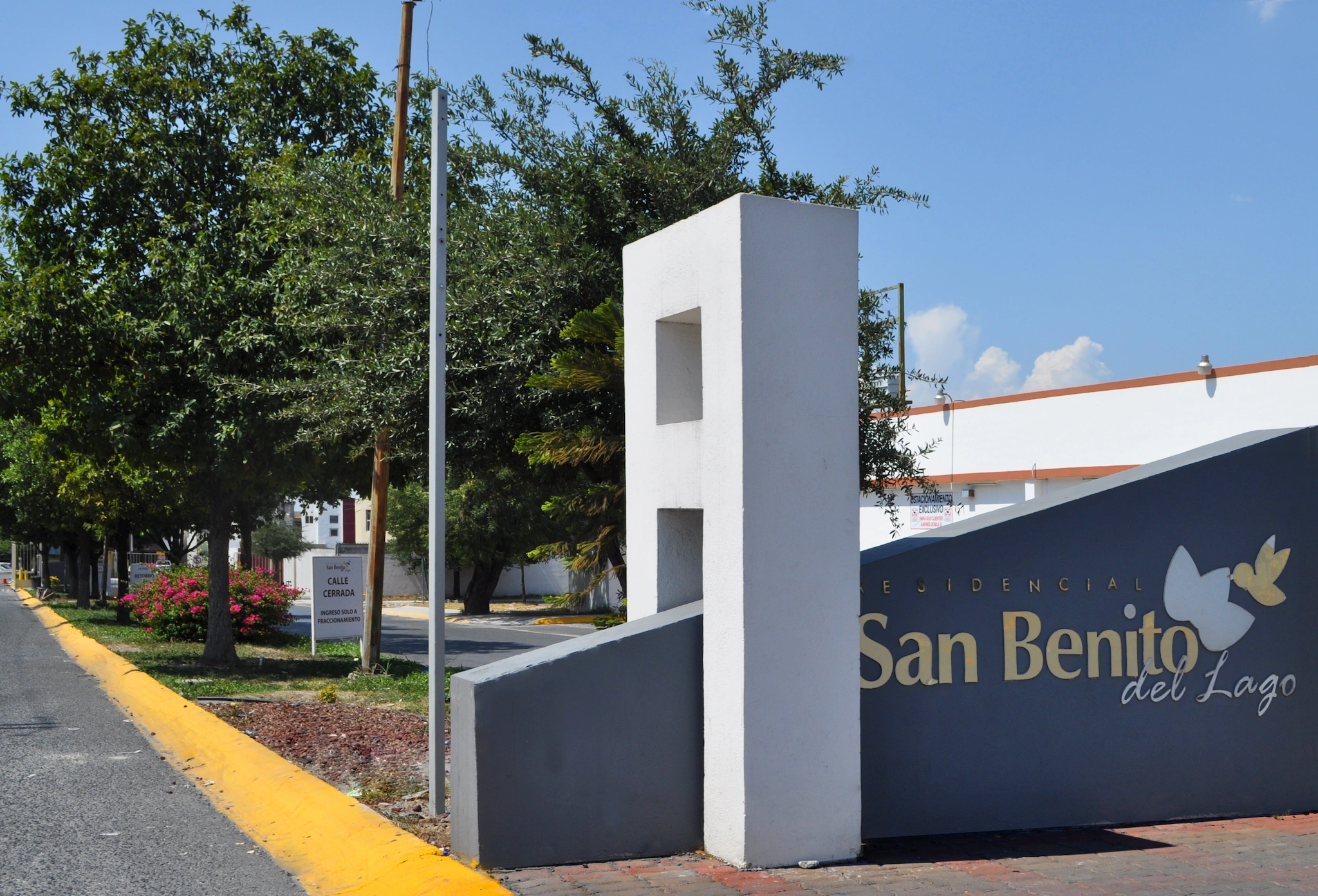 Acceso de Fraccionamient San Benito del Lago, un proyecto de vivienda residencial de Terra Regia